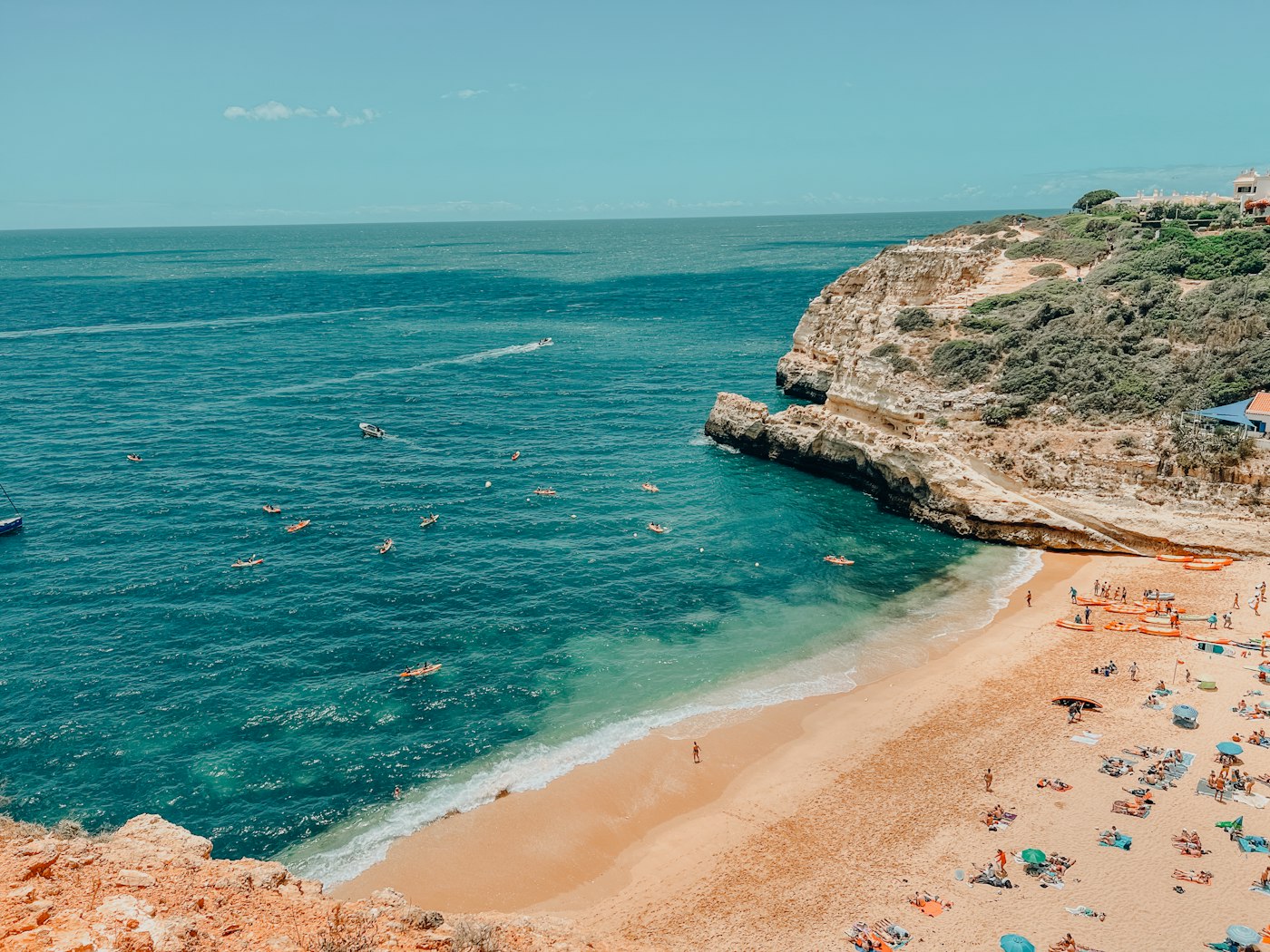 Areia dourada nas ilhas-barreira, para lá da Ria.
