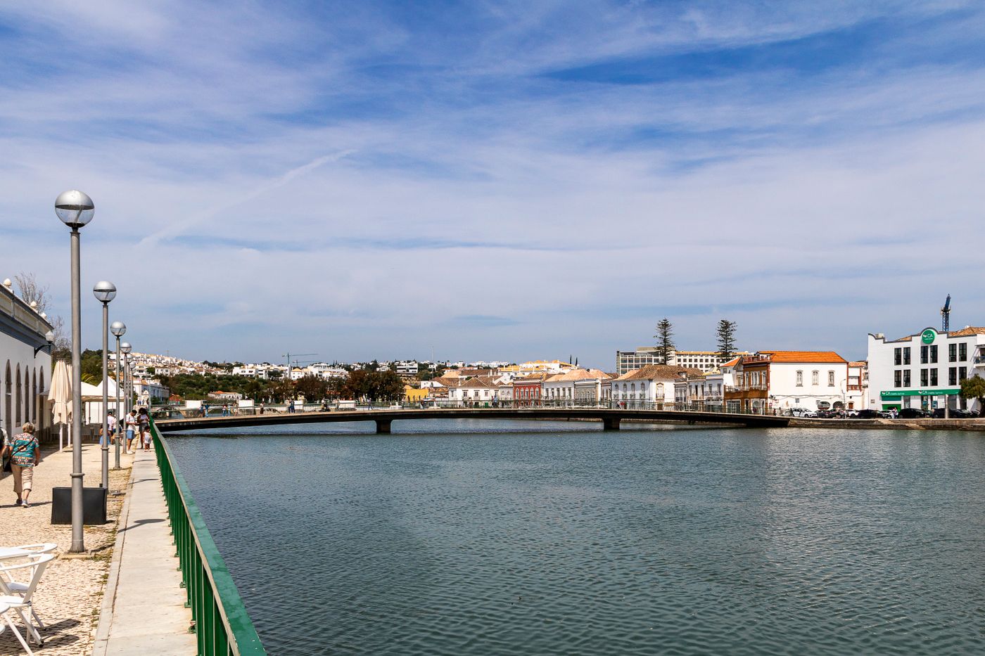 A frente ribeirinha e a ponte antiga de Tavira em luz de outono