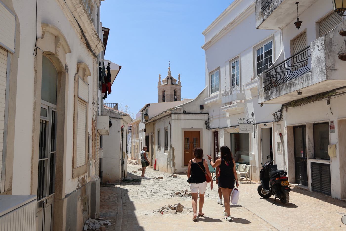 Eine ruhige, weiß getünchte Gasse in der Altstadt von Tavira